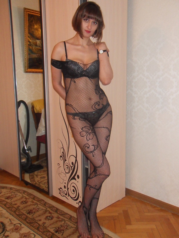 Огненная брюнетка с аппетитной фигурой жаждет страстных приключений. Приезжай ко мне и полностью отдайся моим нежным искусствам. Со мной ты почувствуешь себя королем в постели! 21820, 27 лет